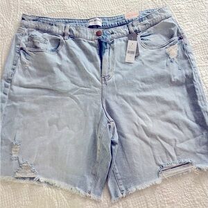 Signature Fit Boyfriend Bermuda Jean Short. Size 18. Light Denim